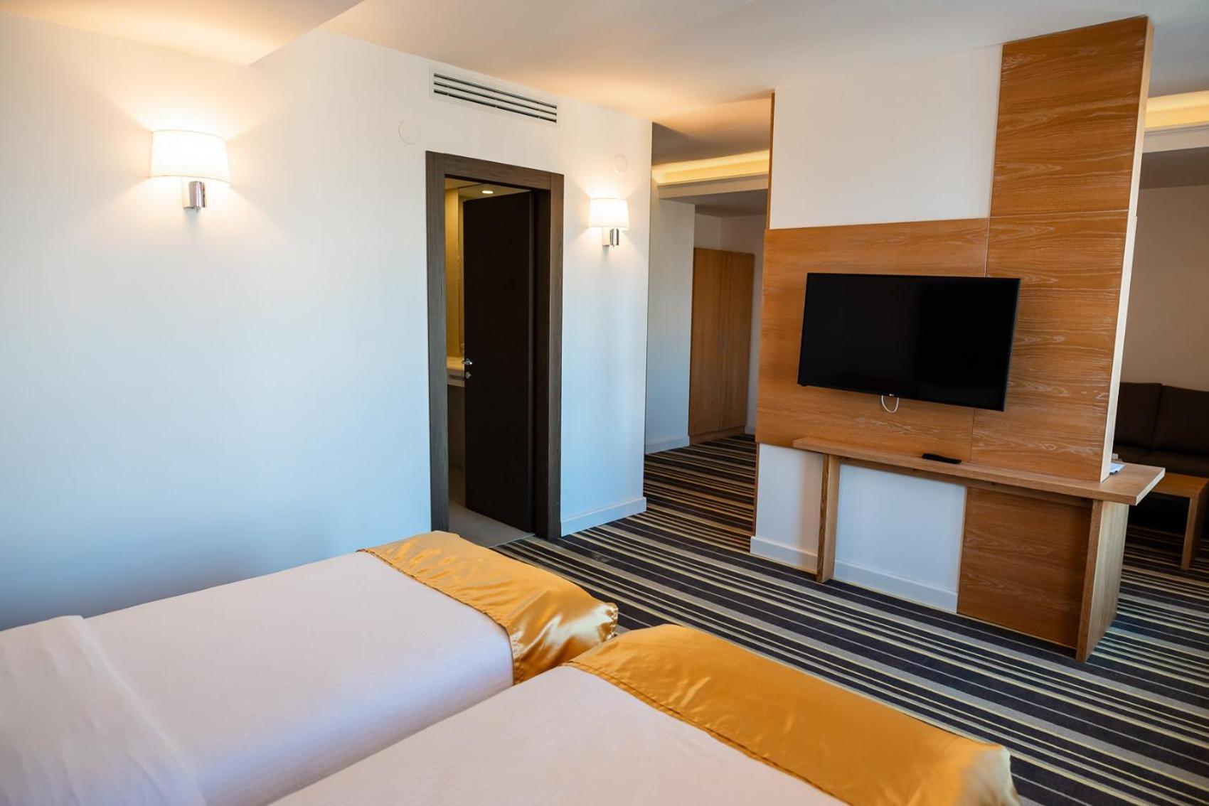 Hotel Avenue - Avenue Hotels Buzau Exterior foto
